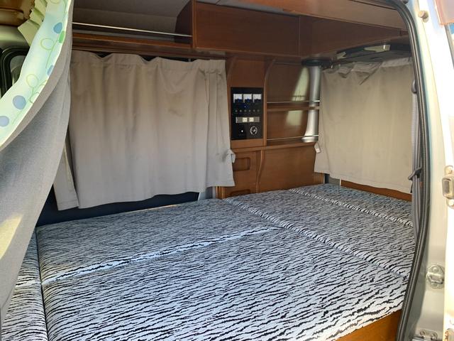 サンバーバン トランスポーター　軽キャン　ベッドキット　外品ナビフルセグＴＶ　フリップダウンリアモニター　ドライブレコーダー　ＥＴＣ　キーレス　外部電源コンセント　カーテン　収納棚　ＬＥＤ照明　外品アルミ　フロアマット　ドアバイザー（30枚目）