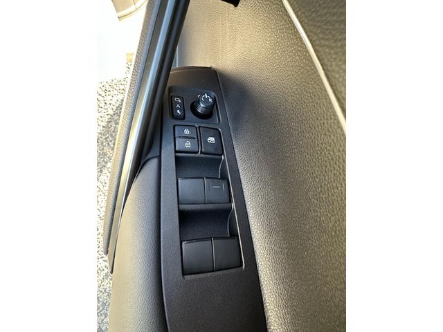 カローラクロス ＧＲスポーツ　２．０　ＧＲスポーツ　Ｅ－Ｆｏｕｒ　４ＷＤ　ＧＲ専用レッドキャリパー　パノラマルーフ　ハンズフリーパワーバックドア　アダプティブハイビーム　ステアリングヒーター　ＡＣ１００Ｖコンセント　シートヒーター（21枚目）