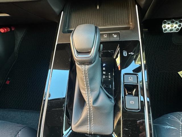 カローラクロス ＧＲスポーツ　２．０　ＧＲスポーツ　Ｅ－Ｆｏｕｒ　４ＷＤ　ＧＲ専用レッドキャリパー　パノラマルーフ　ハンズフリーパワーバックドア　アダプティブハイビーム　ステアリングヒーター　ＡＣ１００Ｖコンセント　シートヒーター（28枚目）