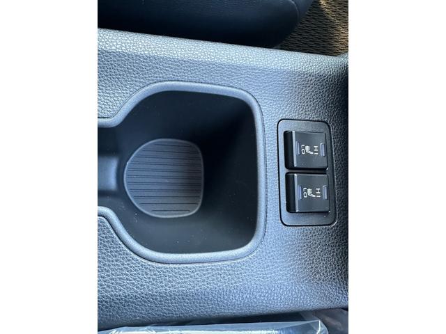 カローラクロス ＧＲスポーツ　２．０　ＧＲスポーツ　Ｅ－Ｆｏｕｒ　４ＷＤ　ＧＲ専用レッドキャリパー　パノラマルーフ　ハンズフリーパワーバックドア　アダプティブハイビーム　ステアリングヒーター　ＡＣ１００Ｖコンセント　シートヒーター（35枚目）