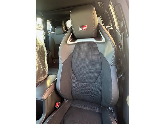 カローラクロス ＧＲスポーツ　２．０　ＧＲスポーツ　Ｅ－Ｆｏｕｒ　４ＷＤ　ＧＲ専用レッドキャリパー　パノラマルーフ　ハンズフリーパワーバックドア　アダプティブハイビーム　ステアリングヒーター　ＡＣ１００Ｖコンセント　シートヒーター（36枚目）