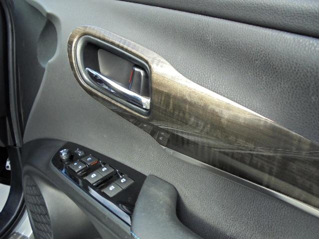 プリウス Ａプレミアム　ツーリングセレクション　４ＷＤモデル　１オーナー車　走行５２．４５９ｋｍ　車検令和９年３月　本革シート　モデリスタフルエアロ　純正９型ＳＤナビ　フルセグＴＶ　ＴＯＭ’Ｓスロットルコントローラー（15枚目）