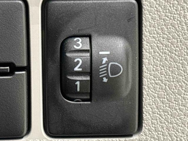 �Ό��Ԃ��s�Ԃւ̔z�����\�B�ύڕ��̏󋵂ɉ����ăw�b�h���C�g�̏Ǝˊp�x���蓮�����ł���X�C�b�`�B