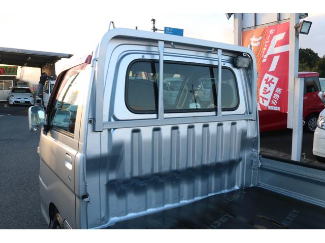 ハイゼットトラック 　４ＷＤ　５ＭＴ　キーレス　エアコン　パワーステアリング　パワーウィンドウ　ＥＴＣ　ＣＤデッキ　３方開　荷台ゴムマット２枚（32枚目）