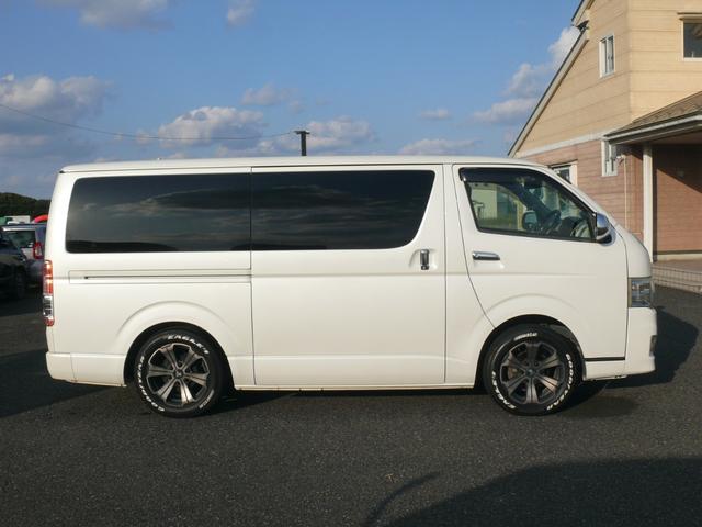 ハイエースバン ロングスーパーＧＬ　３型　ディーゼルターボ　４ＷＤ　キーレス　純正ナビＴＶ　ブルートゥース対応ナビ　ＨＩＤヘッドライト　ローダウン　ＥＴＣ　１００Ｖ電源　社外１７インチＡＷ　ホワイトレタータイヤ（4枚目）