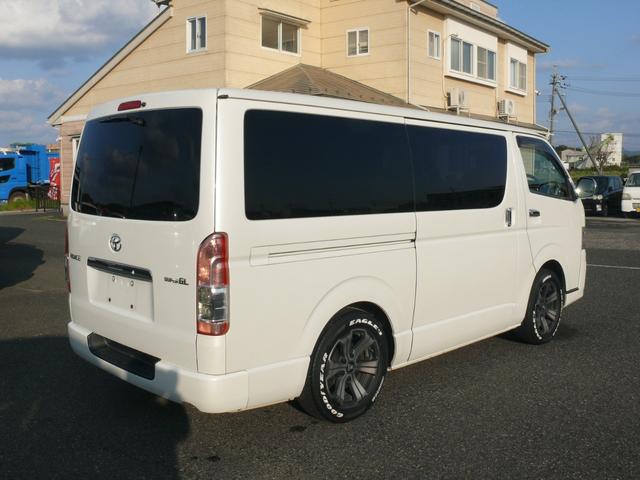 ハイエースバン ロングスーパーＧＬ　３型　ディーゼルターボ　４ＷＤ　キーレス　純正ナビＴＶ　ブルートゥース対応ナビ　ＨＩＤヘッドライト　ローダウン　ＥＴＣ　１００Ｖ電源　社外１７インチＡＷ　ホワイトレタータイヤ（5枚目）