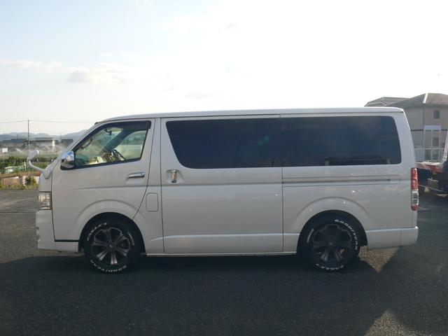 ハイエースバン ロングスーパーＧＬ　３型　ディーゼルターボ　４ＷＤ　キーレス　純正ナビＴＶ　ブルートゥース対応ナビ　ＨＩＤヘッドライト　ローダウン　ＥＴＣ　１００Ｖ電源　社外１７インチＡＷ　ホワイトレタータイヤ（8枚目）