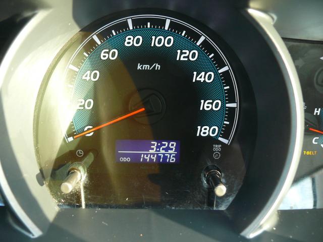 ハイエースバン ロングスーパーＧＬ　３型　ディーゼルターボ　４ＷＤ　キーレス　純正ナビＴＶ　ブルートゥース対応ナビ　ＨＩＤヘッドライト　ローダウン　ＥＴＣ　１００Ｖ電源　社外１７インチＡＷ　ホワイトレタータイヤ（11枚目）