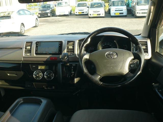 ハイエースバン ロングスーパーＧＬ　３型　ディーゼルターボ　４ＷＤ　キーレス　純正ナビＴＶ　ブルートゥース対応ナビ　ＨＩＤヘッドライト　ローダウン　ＥＴＣ　１００Ｖ電源　社外１７インチＡＷ　ホワイトレタータイヤ（12枚目）