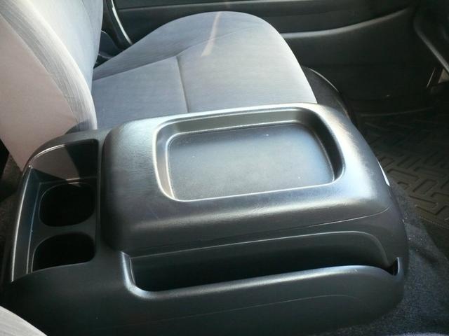 ハイエースバン ロングスーパーＧＬ　３型　ディーゼルターボ　４ＷＤ　キーレス　純正ナビＴＶ　ブルートゥース対応ナビ　ＨＩＤヘッドライト　ローダウン　ＥＴＣ　１００Ｖ電源　社外１７インチＡＷ　ホワイトレタータイヤ（17枚目）