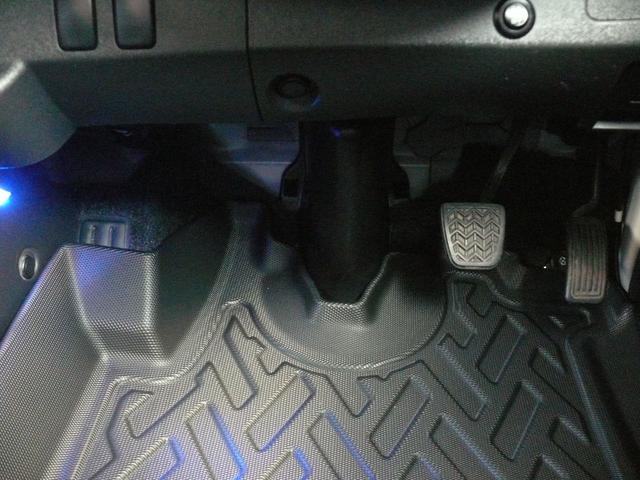 ハイエースバン ロングスーパーＧＬ　３型　ディーゼルターボ　４ＷＤ　キーレス　純正ナビＴＶ　ブルートゥース対応ナビ　ＨＩＤヘッドライト　ローダウン　ＥＴＣ　１００Ｖ電源　社外１７インチＡＷ　ホワイトレタータイヤ（18枚目）