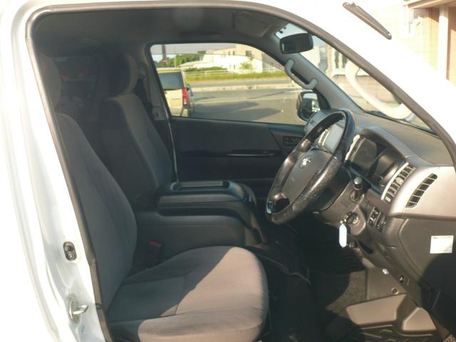 ハイエースバン ロングスーパーＧＬ　３型　ディーゼルターボ　４ＷＤ　キーレス　純正ナビＴＶ　ブルートゥース対応ナビ　ＨＩＤヘッドライト　ローダウン　ＥＴＣ　１００Ｖ電源　社外１７インチＡＷ　ホワイトレタータイヤ（20枚目）