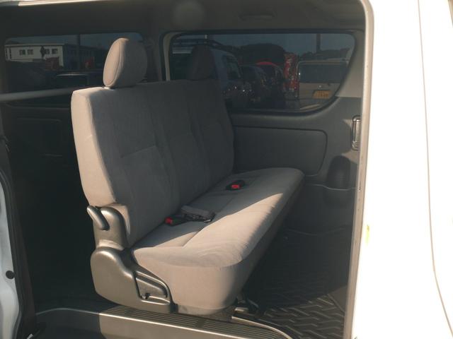 ハイエースバン ロングスーパーＧＬ　３型　ディーゼルターボ　４ＷＤ　キーレス　純正ナビＴＶ　ブルートゥース対応ナビ　ＨＩＤヘッドライト　ローダウン　ＥＴＣ　１００Ｖ電源　社外１７インチＡＷ　ホワイトレタータイヤ（21枚目）