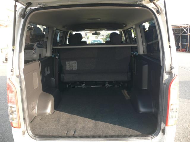 ハイエースバン ロングスーパーＧＬ　３型　ディーゼルターボ　４ＷＤ　キーレス　純正ナビＴＶ　ブルートゥース対応ナビ　ＨＩＤヘッドライト　ローダウン　ＥＴＣ　１００Ｖ電源　社外１７インチＡＷ　ホワイトレタータイヤ（22枚目）