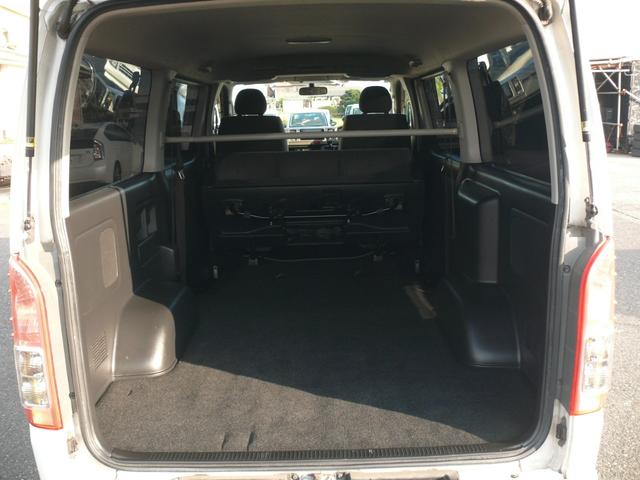 ハイエースバン ロングスーパーＧＬ　３型　ディーゼルターボ　４ＷＤ　キーレス　純正ナビＴＶ　ブルートゥース対応ナビ　ＨＩＤヘッドライト　ローダウン　ＥＴＣ　１００Ｖ電源　社外１７インチＡＷ　ホワイトレタータイヤ（23枚目）