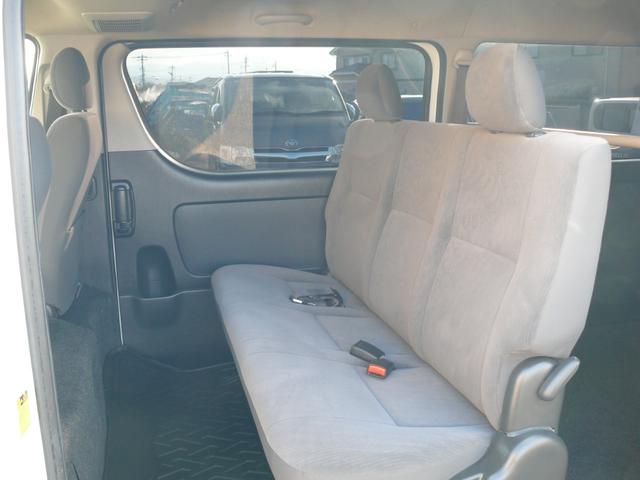 ハイエースバン ロングスーパーＧＬ　３型　ディーゼルターボ　４ＷＤ　キーレス　純正ナビＴＶ　ブルートゥース対応ナビ　ＨＩＤヘッドライト　ローダウン　ＥＴＣ　１００Ｖ電源　社外１７インチＡＷ　ホワイトレタータイヤ（25枚目）