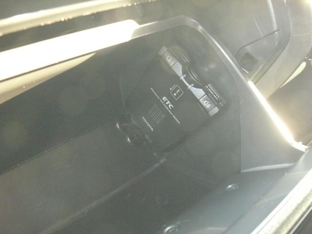 ハイエースバン ロングスーパーＧＬ　３型　ディーゼルターボ　４ＷＤ　キーレス　純正ナビＴＶ　ブルートゥース対応ナビ　ＨＩＤヘッドライト　ローダウン　ＥＴＣ　１００Ｖ電源　社外１７インチＡＷ　ホワイトレタータイヤ（27枚目）