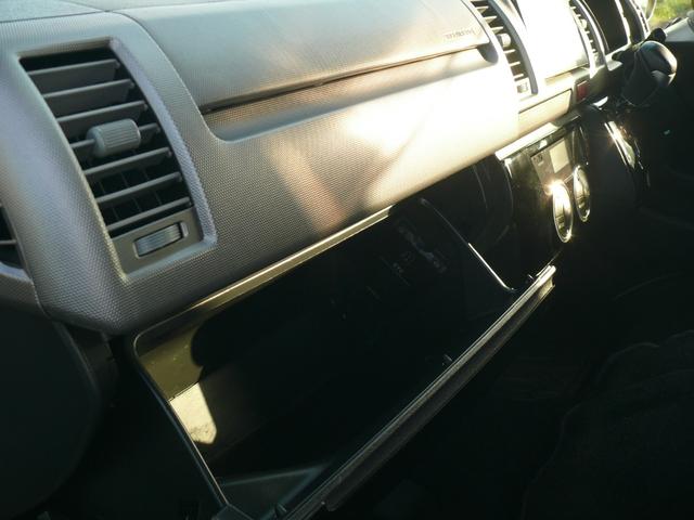 ハイエースバン ロングスーパーＧＬ　３型　ディーゼルターボ　４ＷＤ　キーレス　純正ナビＴＶ　ブルートゥース対応ナビ　ＨＩＤヘッドライト　ローダウン　ＥＴＣ　１００Ｖ電源　社外１７インチＡＷ　ホワイトレタータイヤ（28枚目）