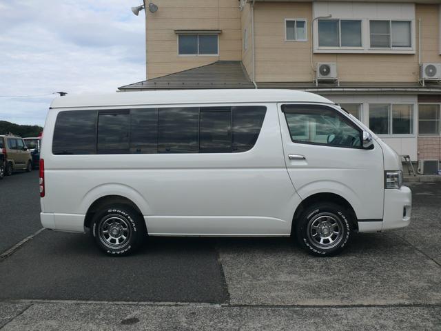 ハイエースワゴン ＧＬ　４ＷＤ　キーレス　ＨＩＤヘッドライト　パワースライドドア　１０人乗　純正ナビＴＶ　バックカメラ　社外１６インチＡＷ　ホワイトレタータイヤ　ＥＴＣ（4枚目）