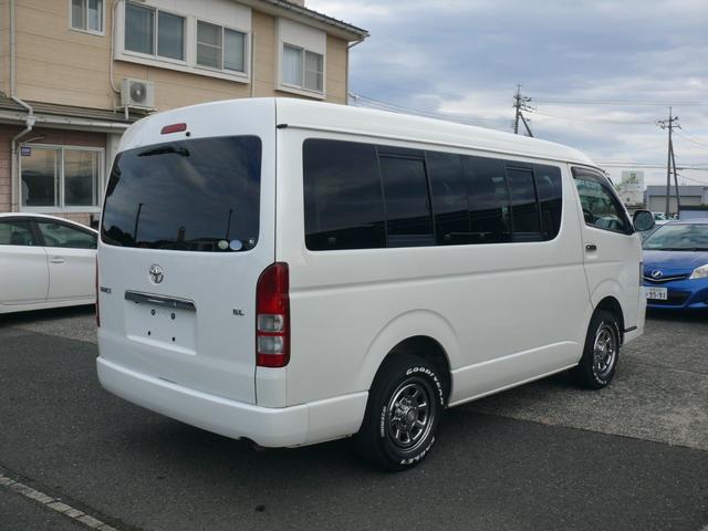 ハイエースワゴン ＧＬ　４ＷＤ　キーレス　ＨＩＤヘッドライト　パワースライドドア　１０人乗　純正ナビＴＶ　バックカメラ　社外１６インチＡＷ　ホワイトレタータイヤ　ＥＴＣ（5枚目）