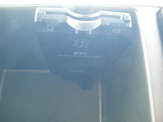 ハイエースワゴン ＧＬ　４ＷＤ　キーレス　ＨＩＤヘッドライト　パワースライドドア　１０人乗　純正ナビＴＶ　バックカメラ　社外１６インチＡＷ　ホワイトレタータイヤ　ＥＴＣ（17枚目）