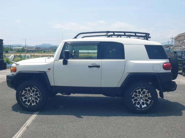 ＦＪクルーザー ベースグレード　リフトアップ　キーレス　パートタイム４ＷＤ　ルーフラック　社外１７インチＡＷ　ホワイトレタータイヤ　シートカバー　社外ＳＤナビＴＶ　バックカメラ　ドラレコ　Ａ－ＴＲＡＣ　リアデフロック　バックソナー（8枚目）