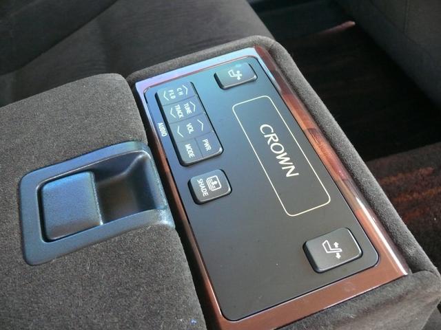 クラウン ロイヤルサルーンＧ　ｉ－Ｆｏｕｒ　４ＷＤ　キーフリー　プッシュスタート　純正ＨＤＤナビＴＶ　ブルートゥース対応ナビ　全方位カメラ　ＥＴＣ　パワーシート　イージークローザードア　純正１７インチＡＷ　リアサンシェイド　ＨＩＤヘッドライト（21枚目）