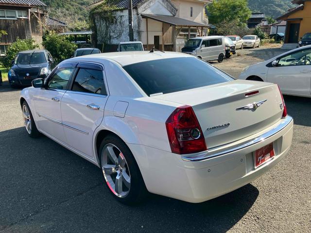 クライスラー・３００Ｃ ３．５　ＥＴＣ　クリアランスソナー　オートクルーズコントロール　バックカメラ　ＨＤＤナビ　ＴＶ　ＳＲＴアルミホイール　ＨＩＤ　ＡＴ　シートヒーター　キーレスエントリー　盗難防止システム　パワーシート　革シート（16枚目）