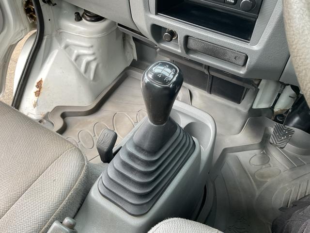 ミニキャブトラック Ｖタイプ　４ＷＤ　５ＭＴ　ドアバイザー　エアコン　クーラー（32枚目）