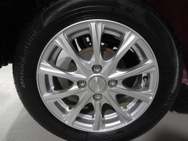 信頼性の高いハロゲンバルブのヘッドライトです！悪天候の運転をサポートするフォグランプも付いています。