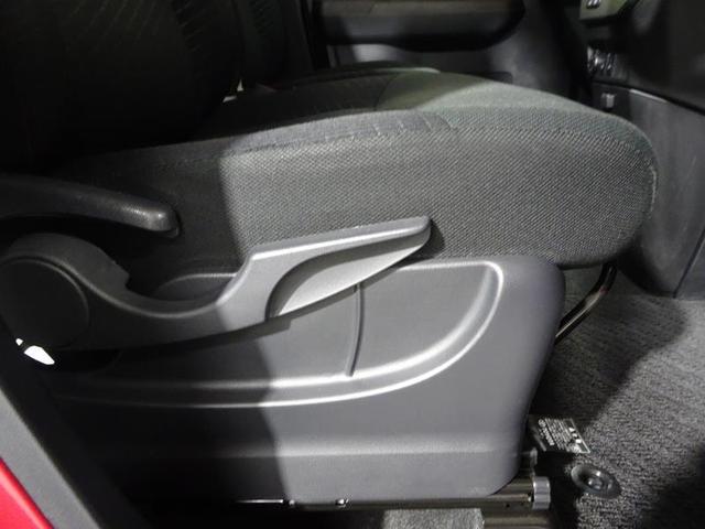 運転席シートは上下アジャスター付きで、最適のドライビングポジションに合わせやすくなっています。