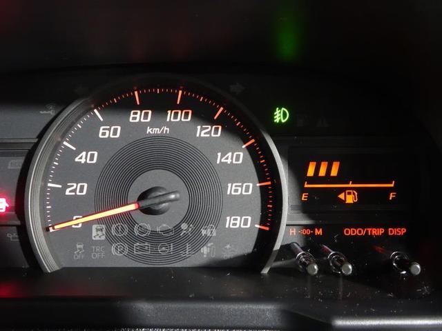 運転席シートは上下アジャスター付きで、最適のドライビングポジションに合わせやすくなっています。