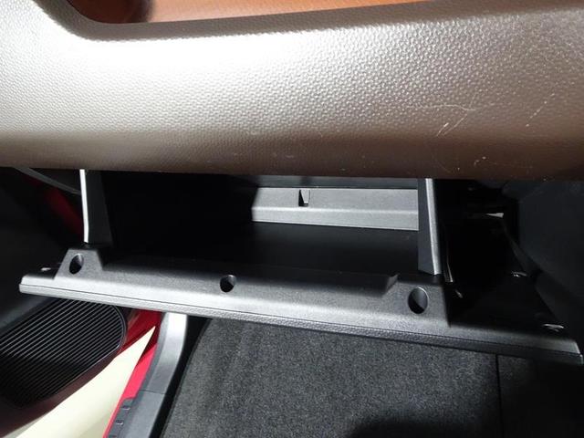 ステアリングスイッチで、運転中ハンドルから手を放すことなくラジオのチャンネルや、ボリュームの変更などをスマートに行うことが出来ます。