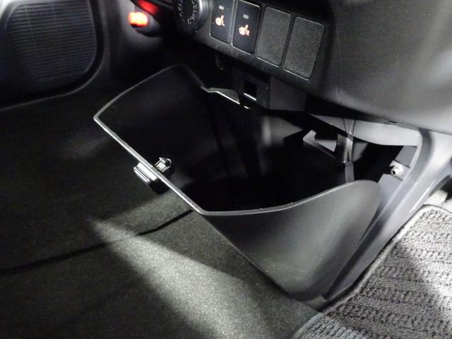 小物入れや、ダストボックスとしても使えるセンターボックス。