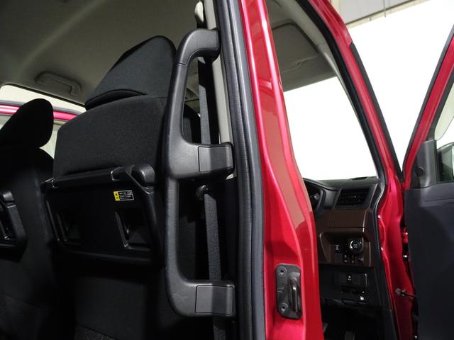 小さなお子様からお年寄りの方まで、大型のアシストグリップが支えます。