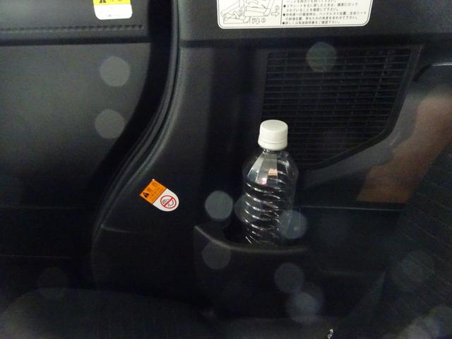 後席サイドのドリンクホルダーです。