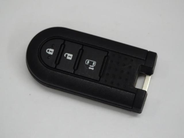 スマートキー。これを持っているだけで、ドアロックの開閉、スライドドアの開閉、エンジン始動がワンタッチ。