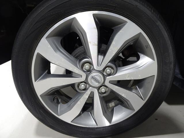 機敏さを引き立てる純正アルミホイールのデザインです。