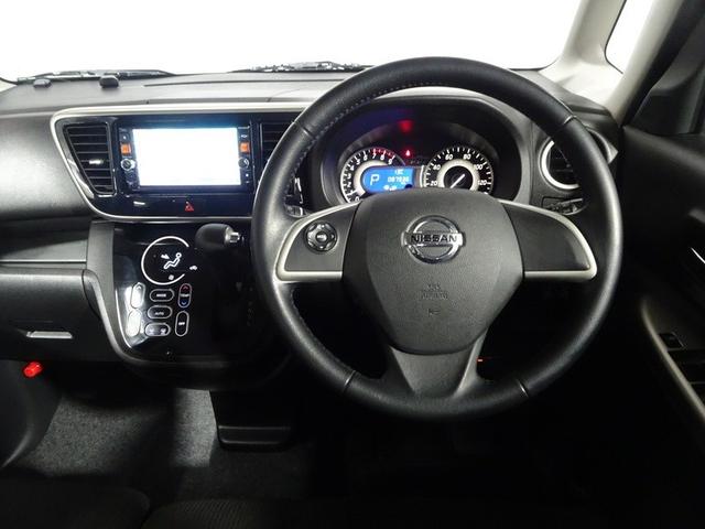 落ち着いた色遣いの運転席周り。飽きの来ないすっきりとしたデザイン。