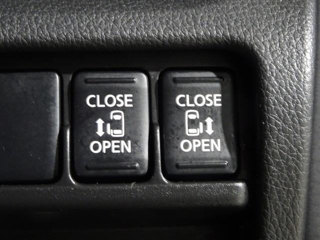 狭いスペースでも乗り降り楽々！お子様に安全な挟み込み防止機能付き！両側パワースライドドアの開閉スイッチ。