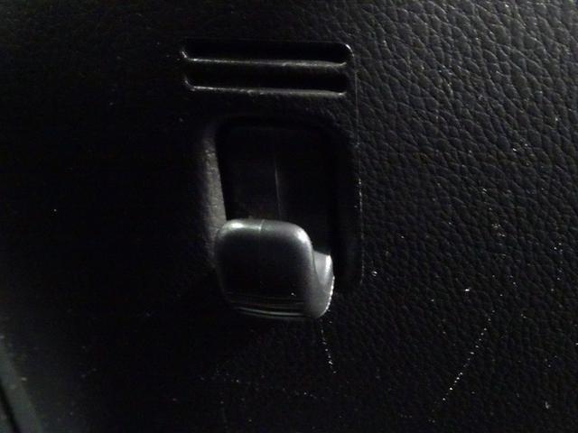 ショッピングバッグなどを掛けるのに便利な買い物フック付き。