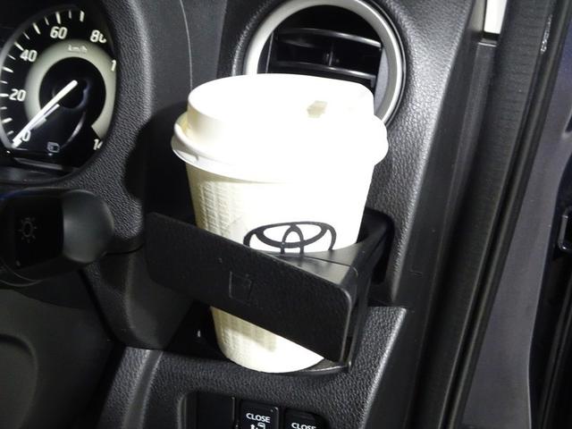 運転席からすぐに手が届くカップホルダーです。