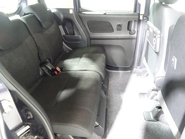 後部座席も足元スペースはしっかり確保されて、ゆとりの広さ。