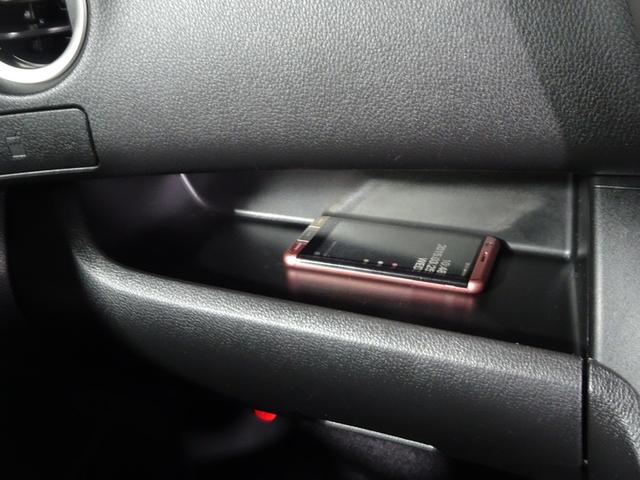 使い勝手の良いカップホルダー付きシートバックテーブル。