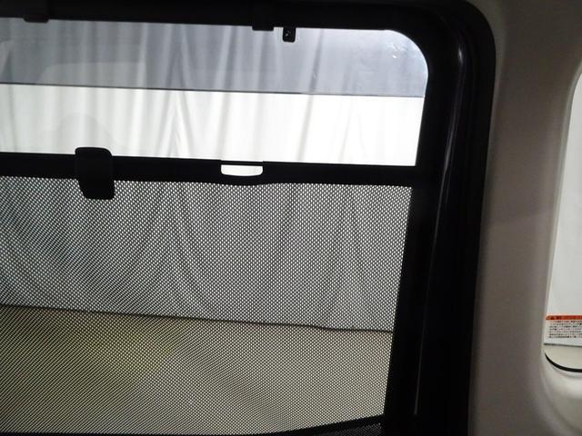 格納式のリヤドアサンシェード付き！まぶしい日射しを軽減し、プライバシー対策としてもお役立ちです。