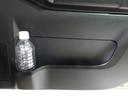 運転席ドアのドリンクホルダーと小物入れ。