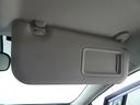 運転席サンバイザーは、便利なバニティミラー付き。
