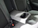 リヤセンターアームレストは便利なカップホルダー付きです。