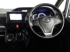 落ち着いた色遣いの運転席周り。飽きの来ないすっきりとしたデザイン。 7