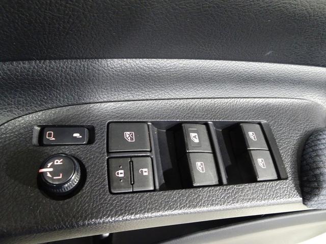 シエンタ G 4WD フルセグ メモリーナビ DVD再生 バックカメラ 衝突被害軽減システム ETC 両側電動スライド LEDヘッドランプ 乗車定員6人 3列シート ワンオーナー 記録簿(30枚目)